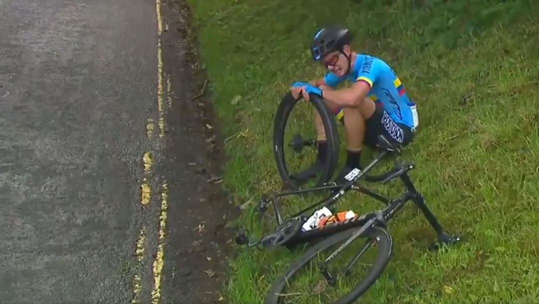 La frustración del ciclista colombiano Germán Gómez Becerra.