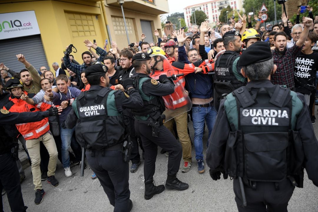 Guardias Civiles durante el 1 de octubre de 2017