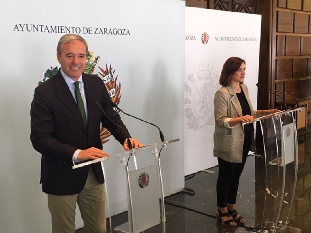 El alcalde, Jorge Azcón (PP), y la vicealcaldesa, Sara Fernández (Ciudadanos), durante la rueda de prensa de balance de los 100 días de su gobierno en el Ayuntamiento de Zaragoza 