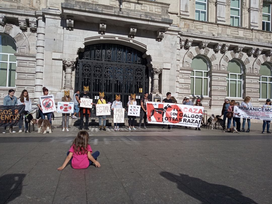 Protesta en la plaza del Ayuntamiento de Santander.
