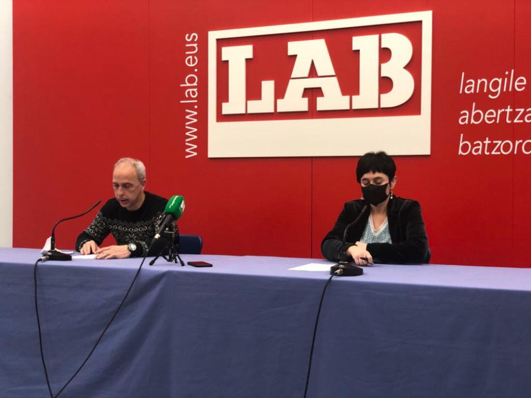 El secretario de Acción Sindical y Negociación Colectiva, Xabier Ugartemendia, y la Secretaria General de LAB, Garbiñe Aranburu