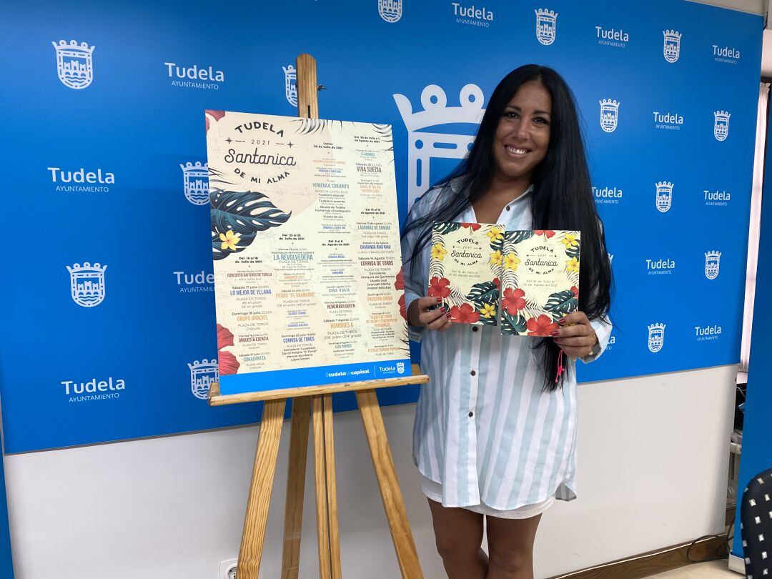 Verónica Gormedino, concejala de Festejos de Tudela, junto al cartel de actividades de &quot;Santanica de mi alma&quot;