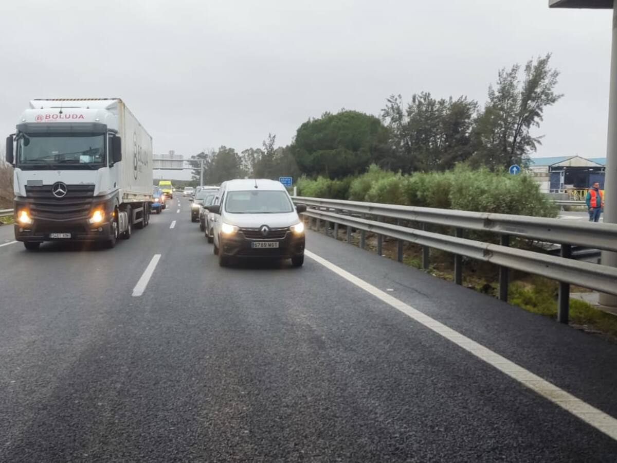Cuatro heridos, tres de ellos graves, en una colisión de vehículos en la AP-4 en el término de Jerez