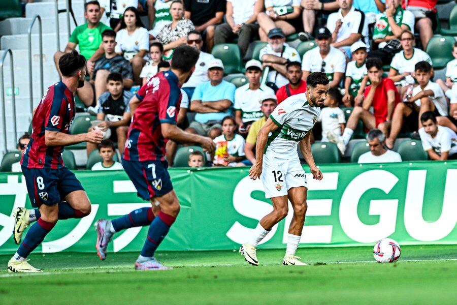 Un momento del Elche-Huesca que se disputó en el estadio Martínez Valero