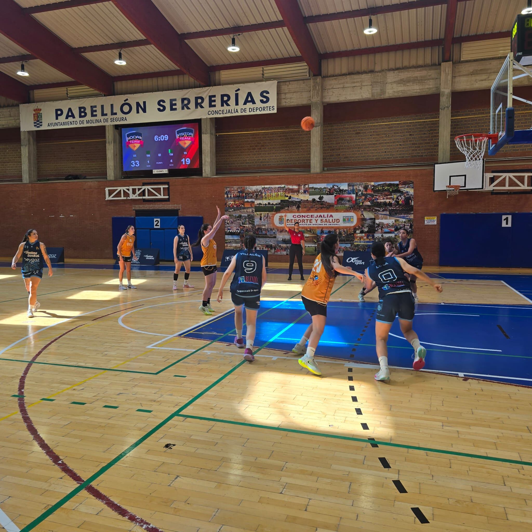 Andrea Berenguer en la línea de tiros libres frente a Molina Basket