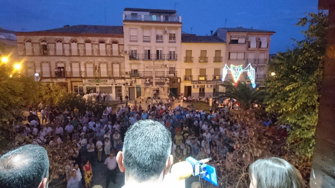 Vista de la Plaza de España durante el Pregón de José Juan Castro, en primer plano