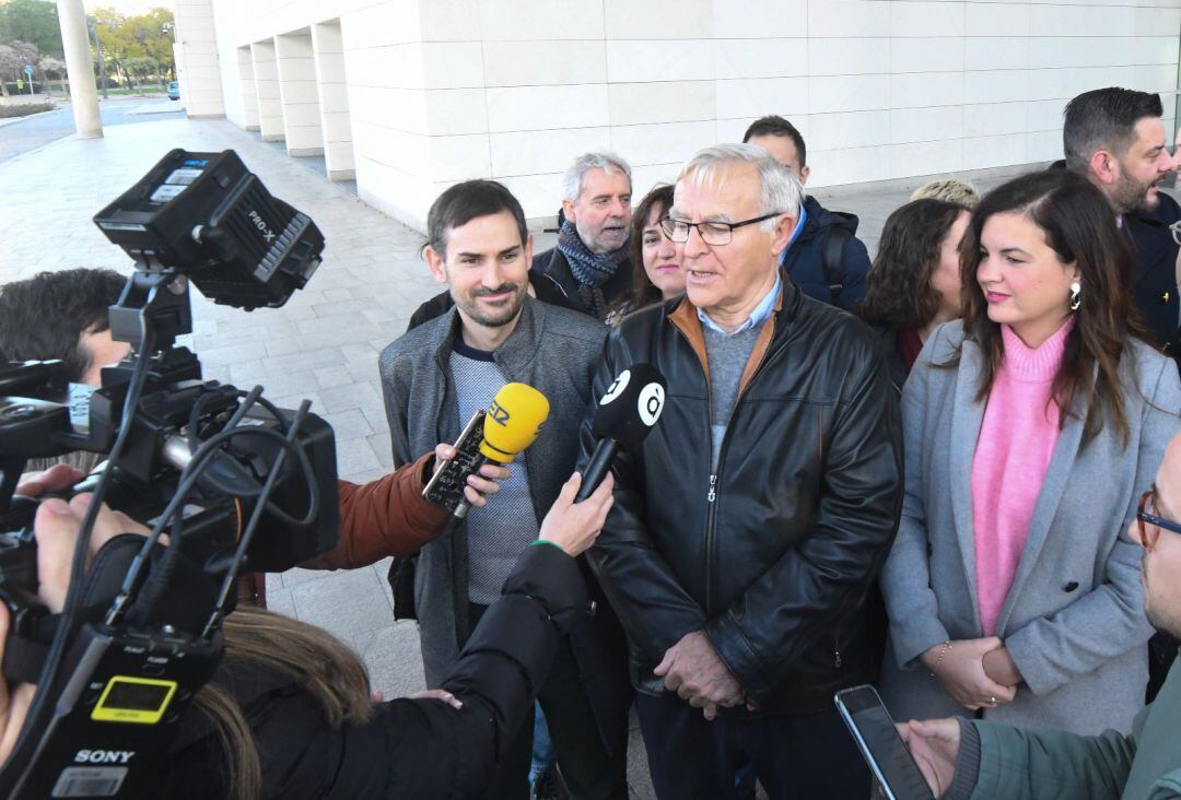 El alcalde de València, Joan Ribó, la vicealcaldesa, Sandra Gómez, y el concejal Sergi Campillo atienden a los medios de comunicación antes de la reunión anual del Rialto