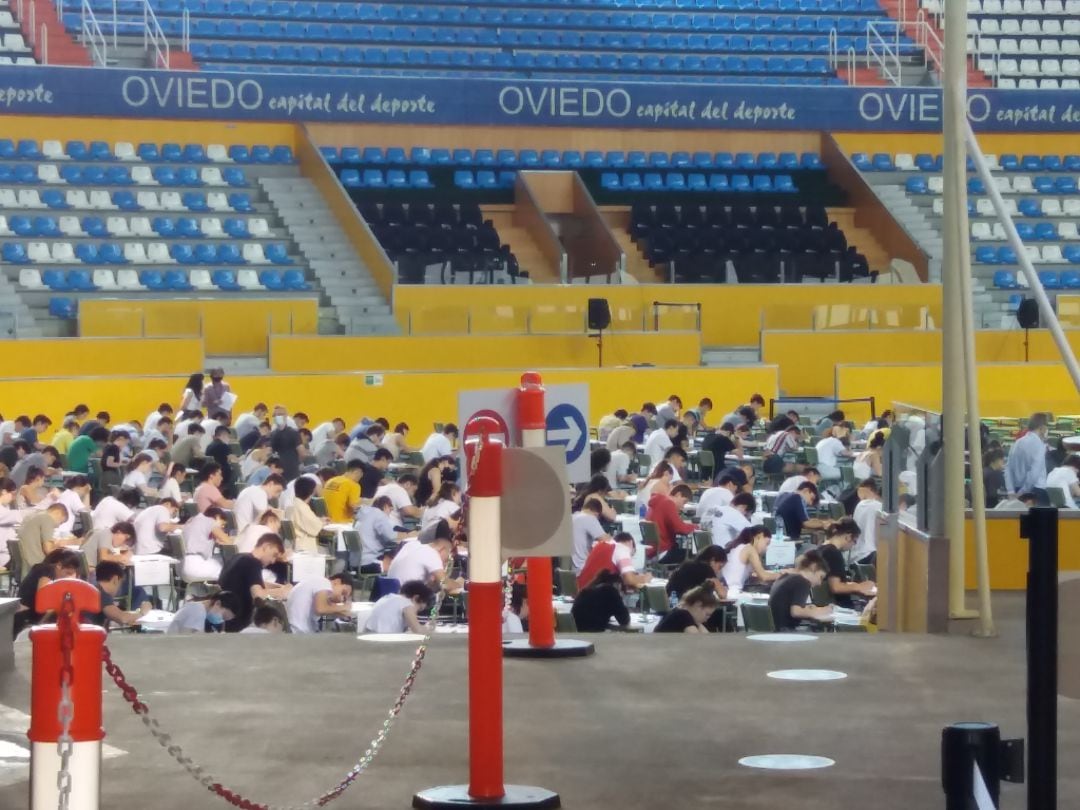 Los estudiantes citados en el Palacio de los Deportes de Oviedo realizando el primer examen de las Pruebas de Acceso a la Universidad