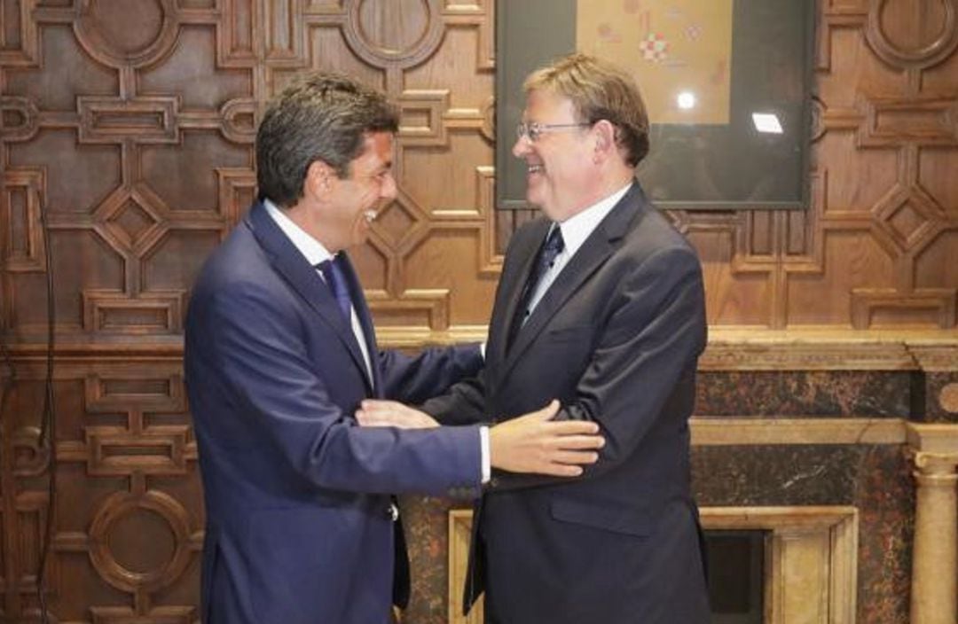 El presidente de la Diputación, Carlos Mazón, (i) con el jefe del Consell, Ximo Puig, durante una visita al Palau de la Generalitat