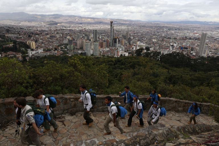 Expedicionarios de la Ruta BBVA suben a pie al santuario de Montserrate. Al fondo la imponente Bogotá con sus casi ocho millones de habitantes 