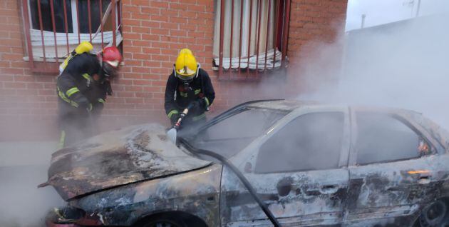 Imágenes de cómo ha quedado el vehículo calcinado en una calle de Pedro Muñoz