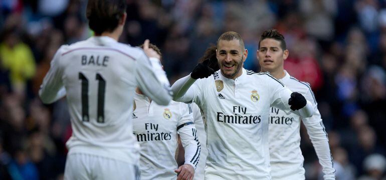 Karim Benzema celebra con Gareth Bale un gol a la Real Sociedad.