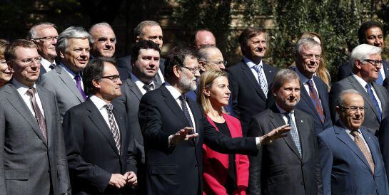 Foto de familia de los participantes en la reunión de los ministros de Exteriores de la Unión Europea y de los países de la ribera sur del Mediterráneo.