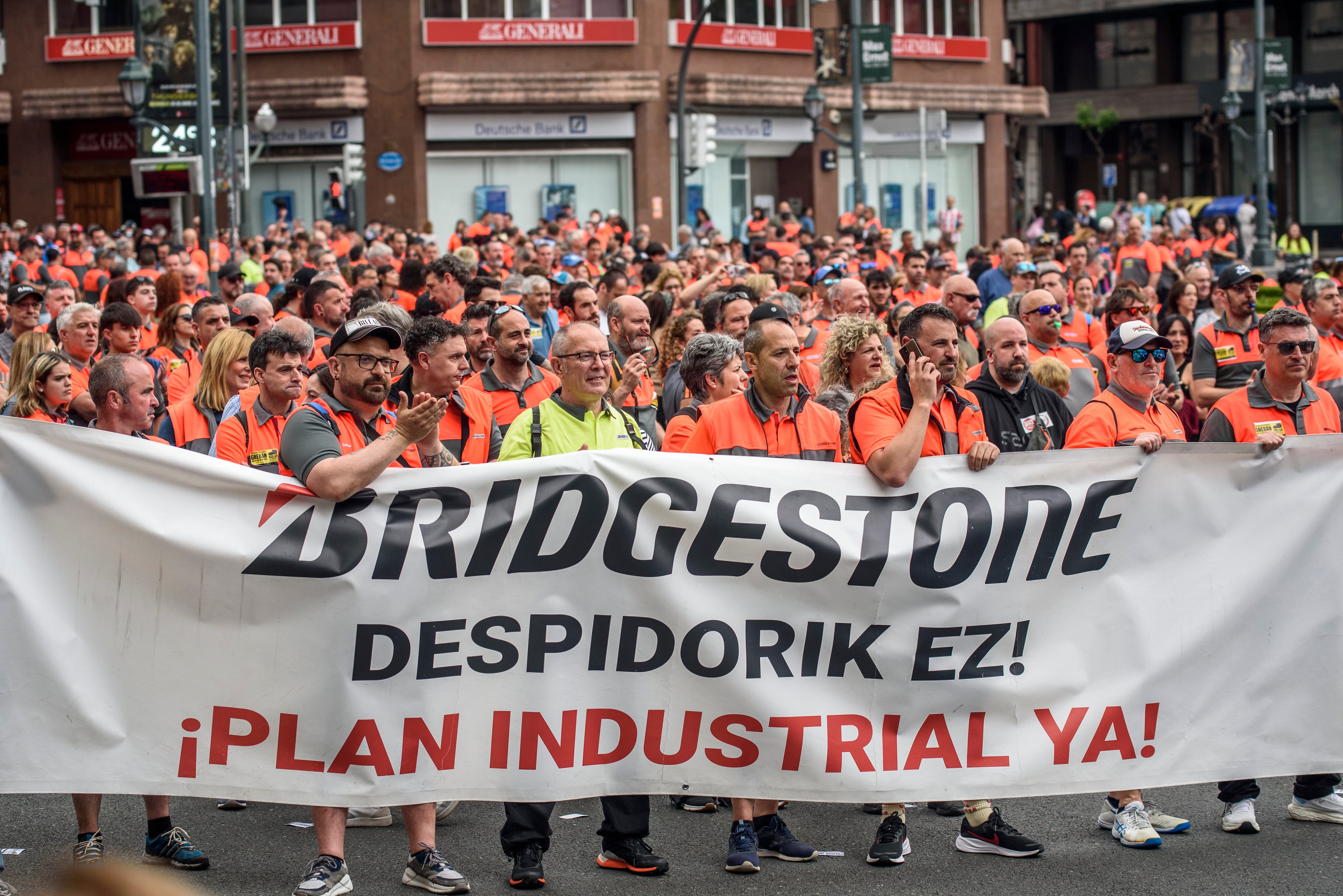 FOTODELDIA BILBAO, 01/05/2025.- Trabajadores de la fábrica de Bridgestone de Basauri (Bizkaia) se han sumado a las movilizaciones del primero de mayo este jueves en Bilbao para manifestarse en contra de los 335 despidos anunciados dentro de su plantilla. EFE/ Javier Zorrilla