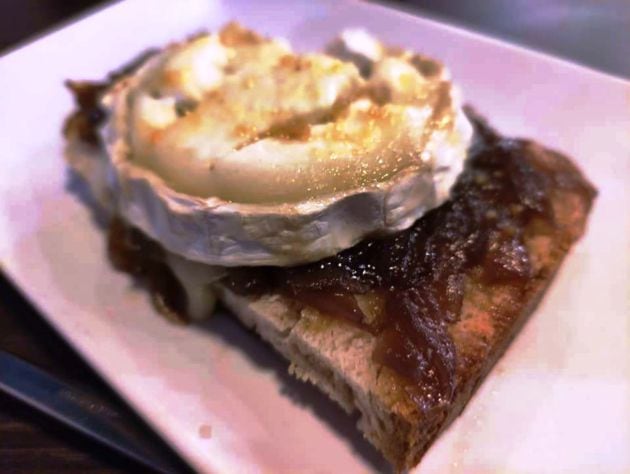 Tosta con rulo de cabra y cebolla caramelizada