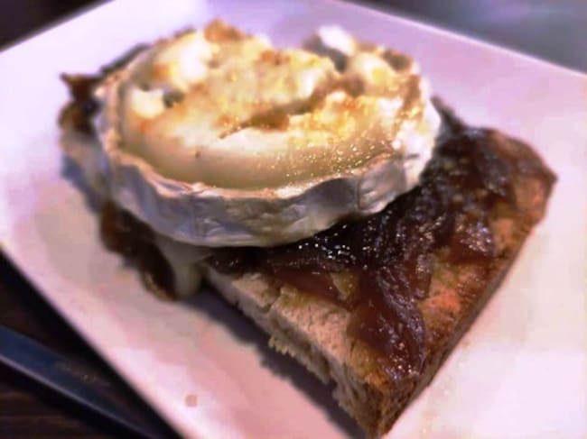 Tosta con rulo de cabra y cebolla caramelizada