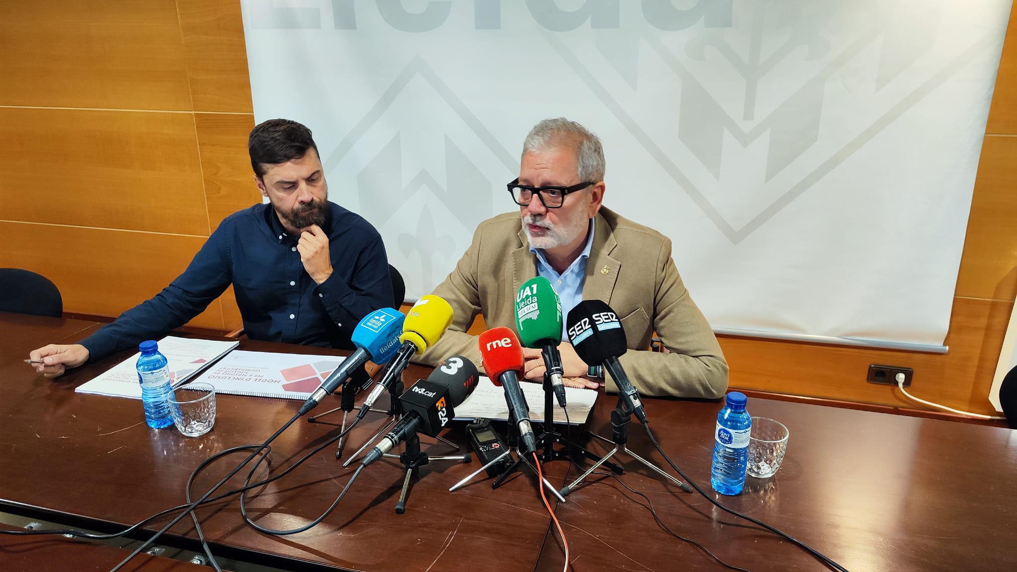 Fèlix Larrosa i Carlos Enjuanes durant la presentació del nou Model d'Inclusió per a la ciutat de Lleida, aquest dimarts.