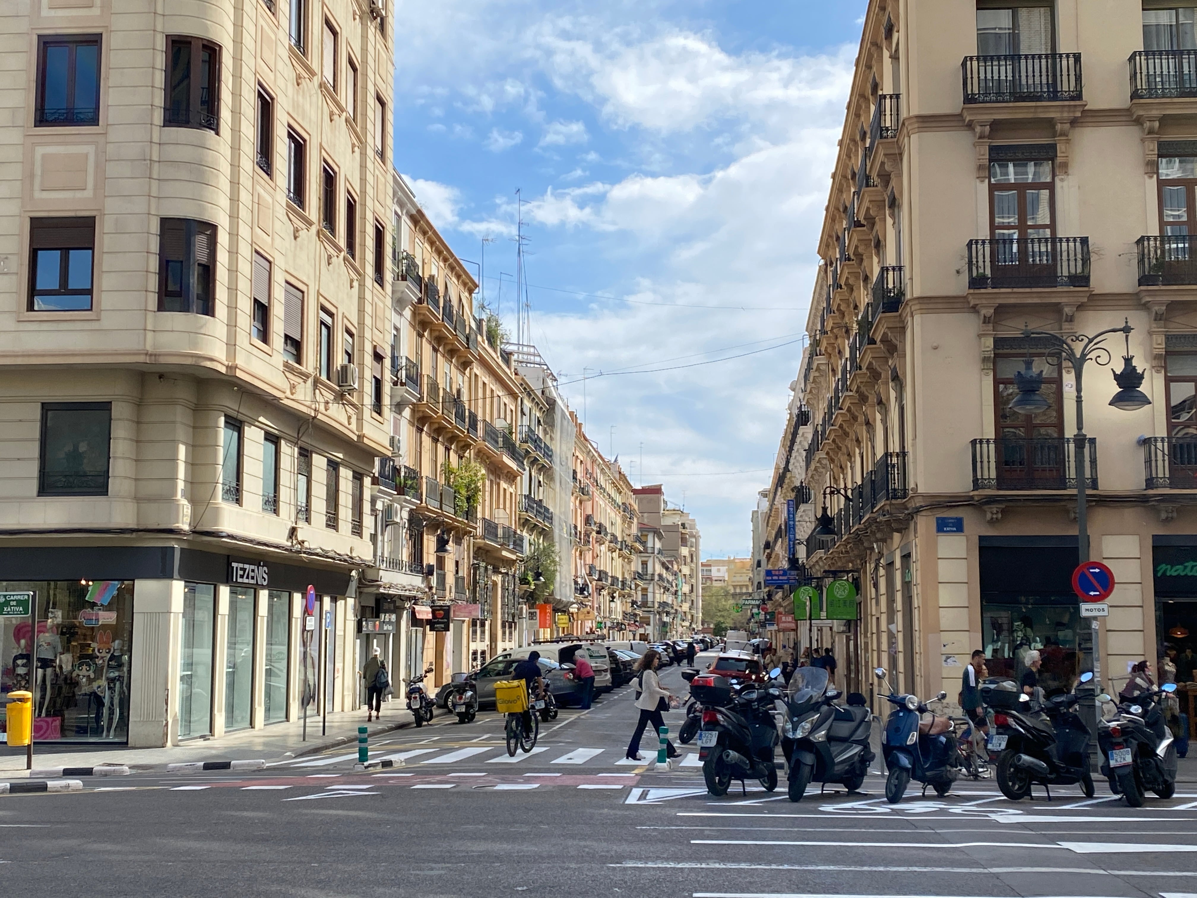 Entrada al barrio de La Roqueta desde la calle Pelayo de València.