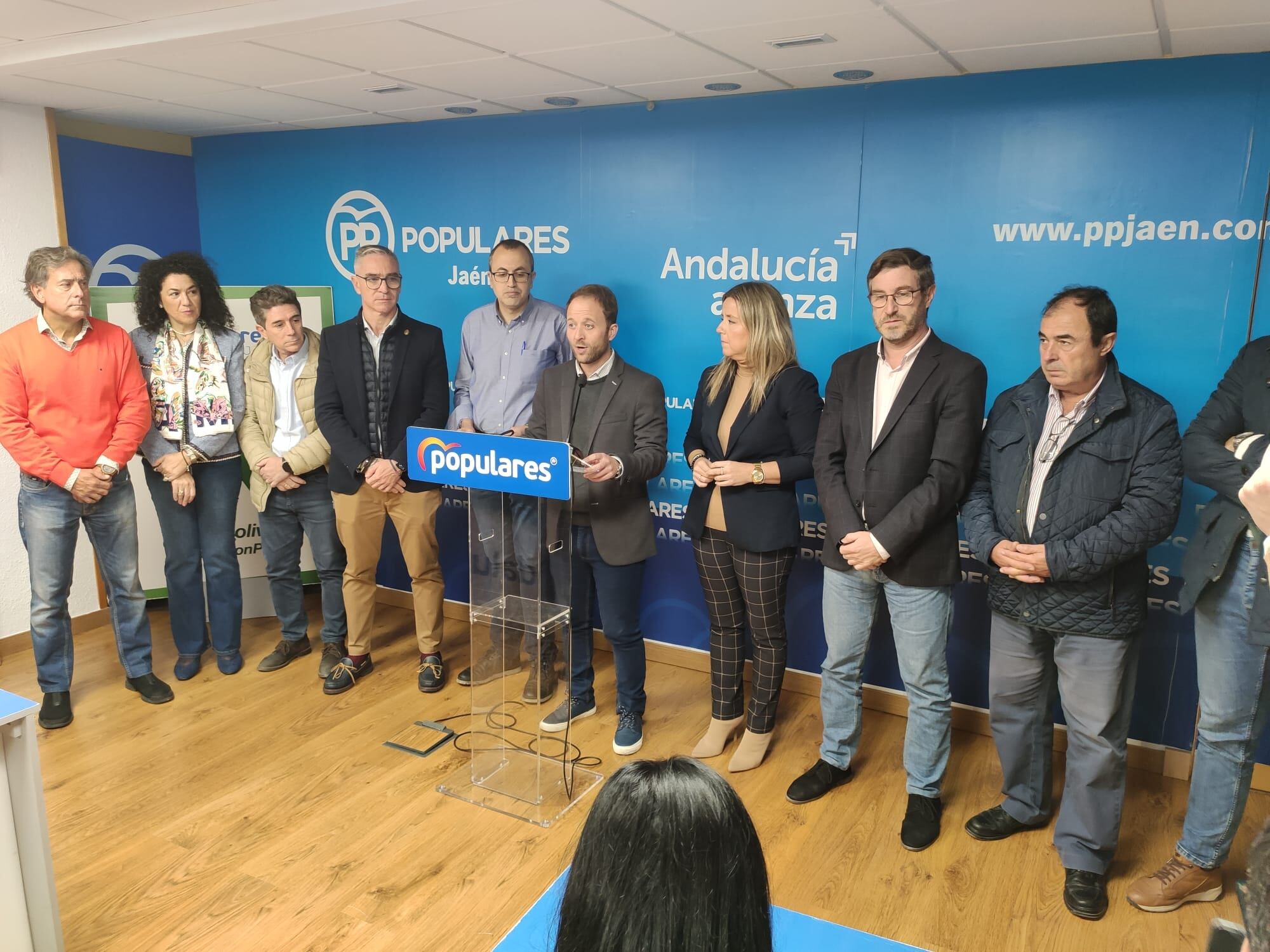 El presidente del PP de Jaén, Erik Domínguez (en el atril), rodeado de distintos cargos locales y provinciales en su sede de la capital jiennense