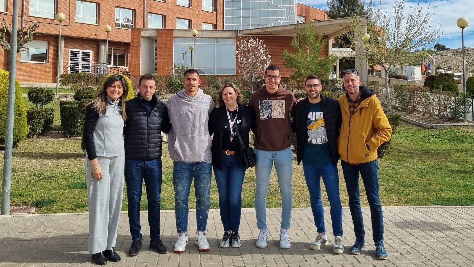 Remi Beltrán, coordinador de la base, José Dani Laín, preparador físico del filial, y los jugadores del Eldense Guille Vallejo y Pedro Capó en el CIPFP Valle de Elda