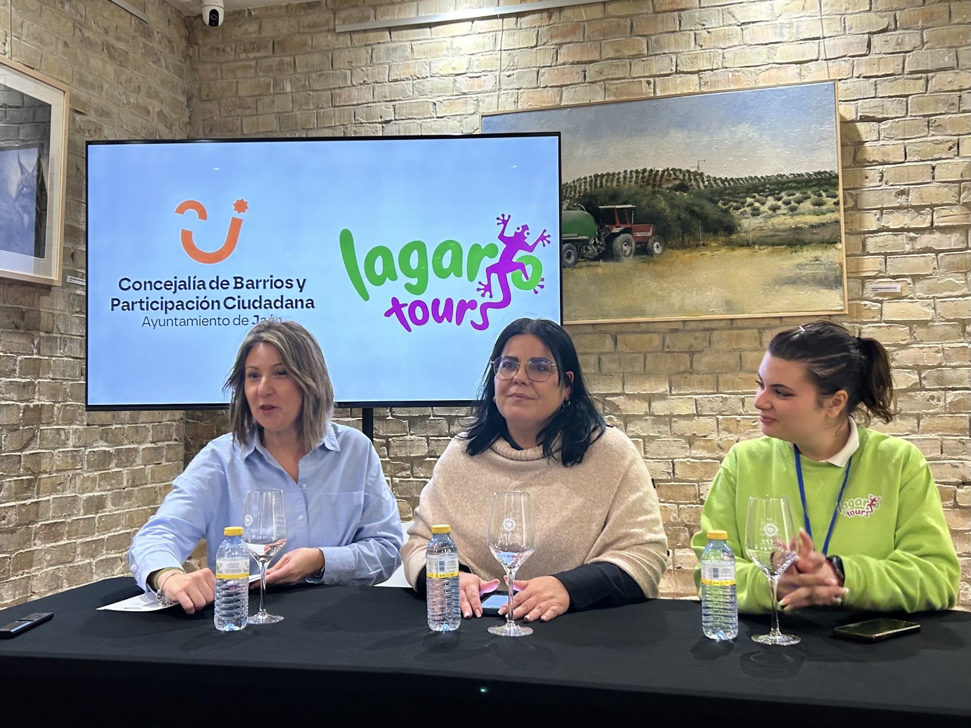 De izqda a dcha, la concejala de Barrios y Participación Ciudadana, Maribel López; la responsable de Proyectos de Lagarto Tours, Pilar Meseguer, y una responsable de las actividades.