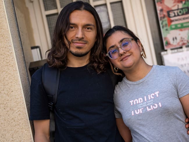 TOLEDO, 23/04/2026.- Sergio y Lina son colombianos y llevan 6 meses en España En medio de un proceso burocrático complejo y entre dificultades para conseguir citas y esquivando los fraudes, las personas migrantes afrontan con ilusión y esperanza el proceso de regularización extraordinaria, con el que buscan "normalizar sus vidas"