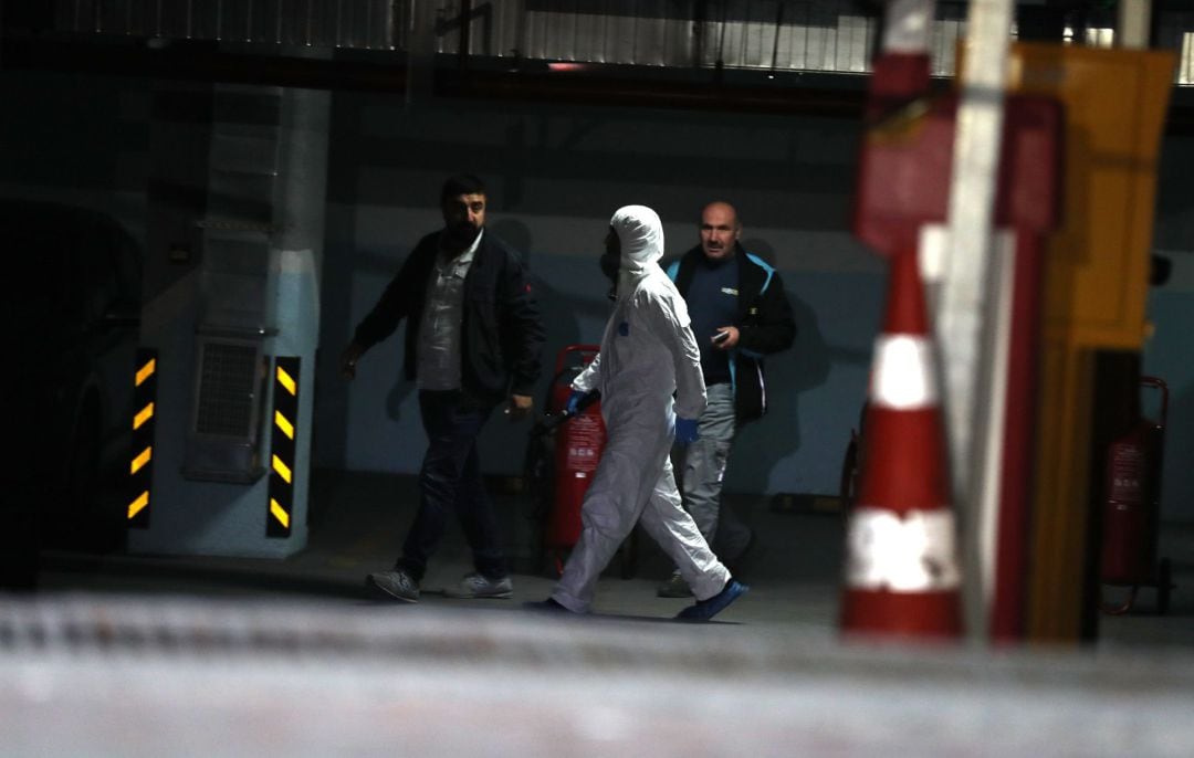 Agentes de la Policía forense registran un vehículo en el Consulado saudí en Estambul.