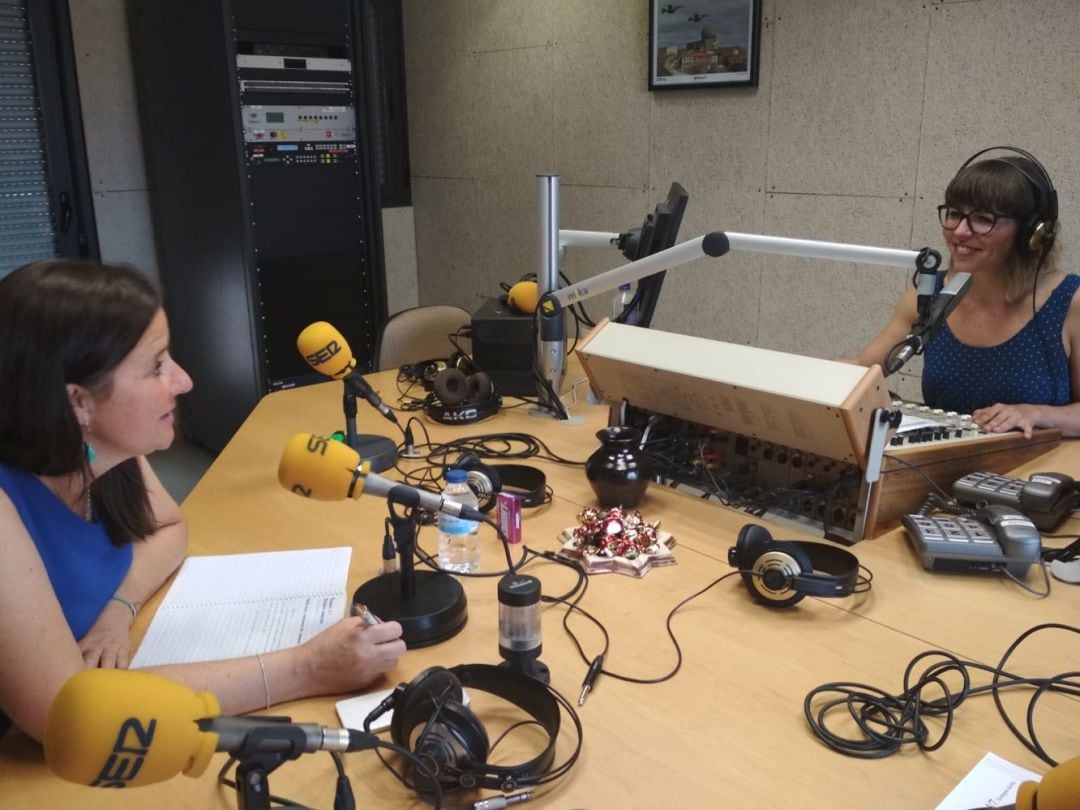 La directora del IES Zaurín de Ateca, María Blasco, con la directora de SER Calatayud, Natalia Ibáñez, durante la emisión de este espacio radiofónico