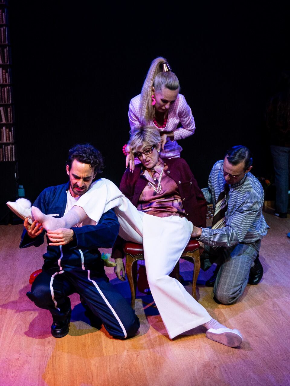 Una escena de l'obra de l'ENA "Abrakadabra" amb Meri Duró al capdavant (c).