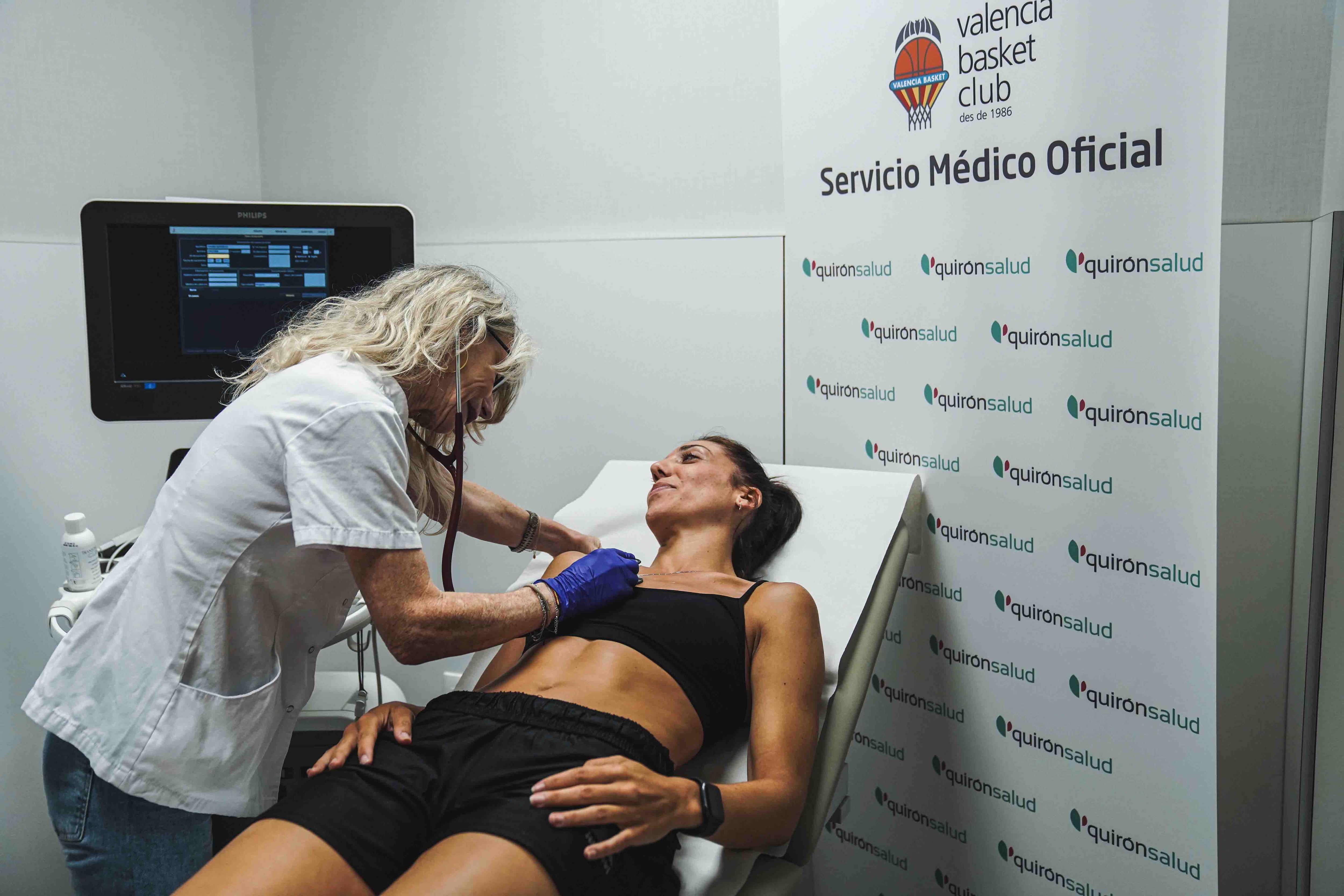 Quirónsalud realiza revisiones médicas a la primera plantilla femenina y masculina del Valencia Basket