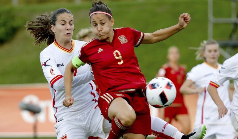 La jugadora de la selección española Vero Boquete (d) pelea un balón con Bulatovic, de Montenegro, en partido correspondiente a la penúltima jornada de la fase de clasificación para el Europeo femenino. España ganó 13-0 (4 goles de Boquete).