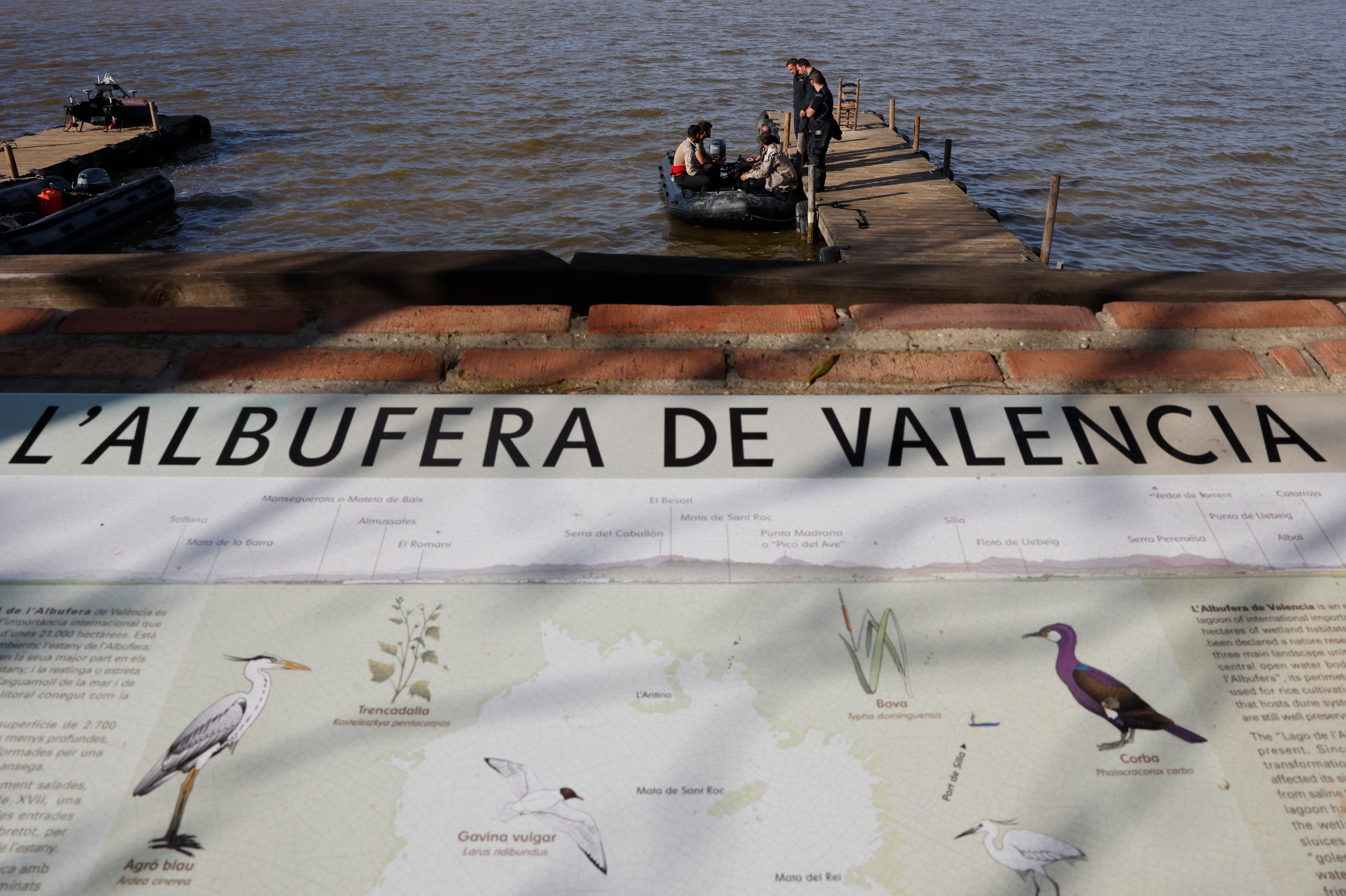 VALENCIA, 12/11/2024.- La FGNE (Fuerza de Guerra Naval Especial) en labores de búsqueda de cuerpos en L&#039;Albufera de Valencia, este martes. La dana que dejó en Valencia más de dos centenares de muertos y decenas de desaparecidos, ha cambiado la vida de miles de personas y condicionado la economía, el transporte y la educación de la provincia; dos semanas después prosigue el goteo de mejoras en infraestructuras y servicios básicos y, en paralelo, la polémica política por la gestión de la catástrofe. EFE/Ana Escobar
