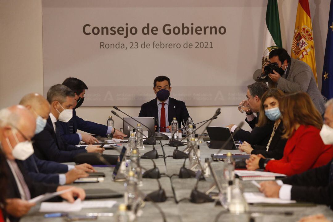 El presidente de la Junta de Andalucía, Juanma Moreno (c), preside la reunión del Consejo de Gobierno que se celebra hoy en Ronda (Málaga) con motivo de los actos previos del Día de Andalucía y dará a conocer las distinciones que cada año se entregan el 2