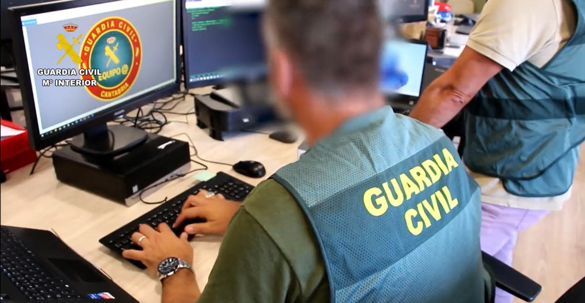 La Guardia Civil registra uno de los ordenadores.