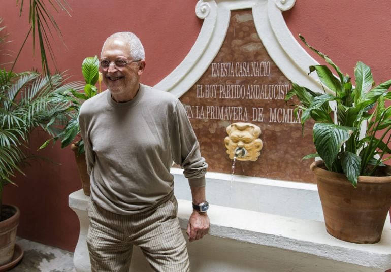 GRA129. SEVILLA 16/09/2015,- El fundador del Partido Andalucista (PA), Alejandro Rojas Marcos, posando hoy ante la placa de la casa que recuerda la fundación del partido en 1965 y que actualmente es un hotel del centro de Sevilla, donde ha dicho que la decisión adoptada en un congreso extraordinario de disolver esta formación es un &quot;acto de dignidad&quot; ante el &quot;desinterés&quot; del pueblo andaluz. EFE/Julio Muñoz