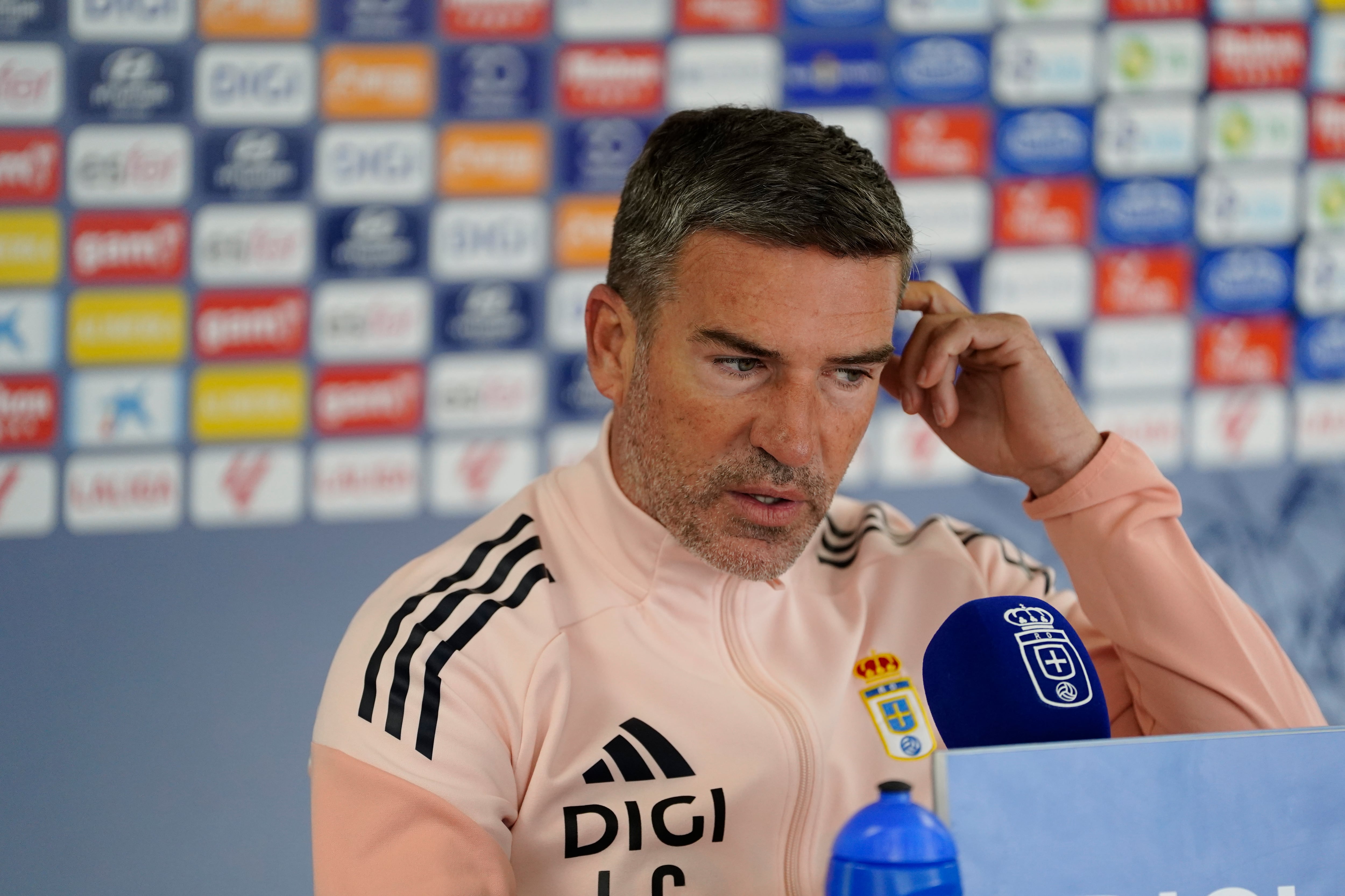 OVIEDO, 02/11/2025.- El entrenador del Real Oviedo, Luis Carrión, da una rueda de prensa en la víspera del partido de LaLiga EA Sports contra el Osasuna, este domingo, en Oviedo. EFE/ Paco Paredes
