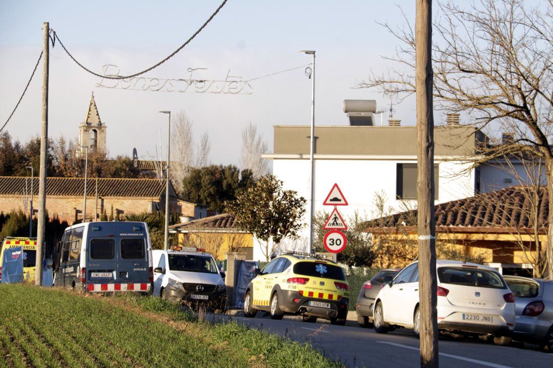 El furgó de la funerària a l'exterior de la casa de Salitja on s'han trobat els cadàvers
