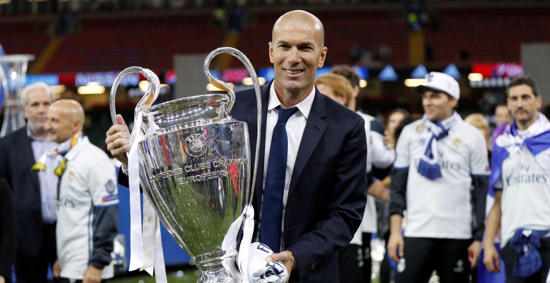 Zidane posa con la Copa de Europa