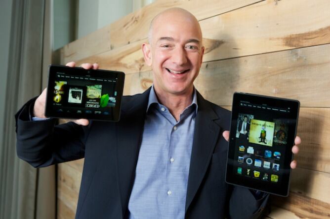 El propietario de Amazon posa con los dos modelos de la nueva  Kindle Fire HDX