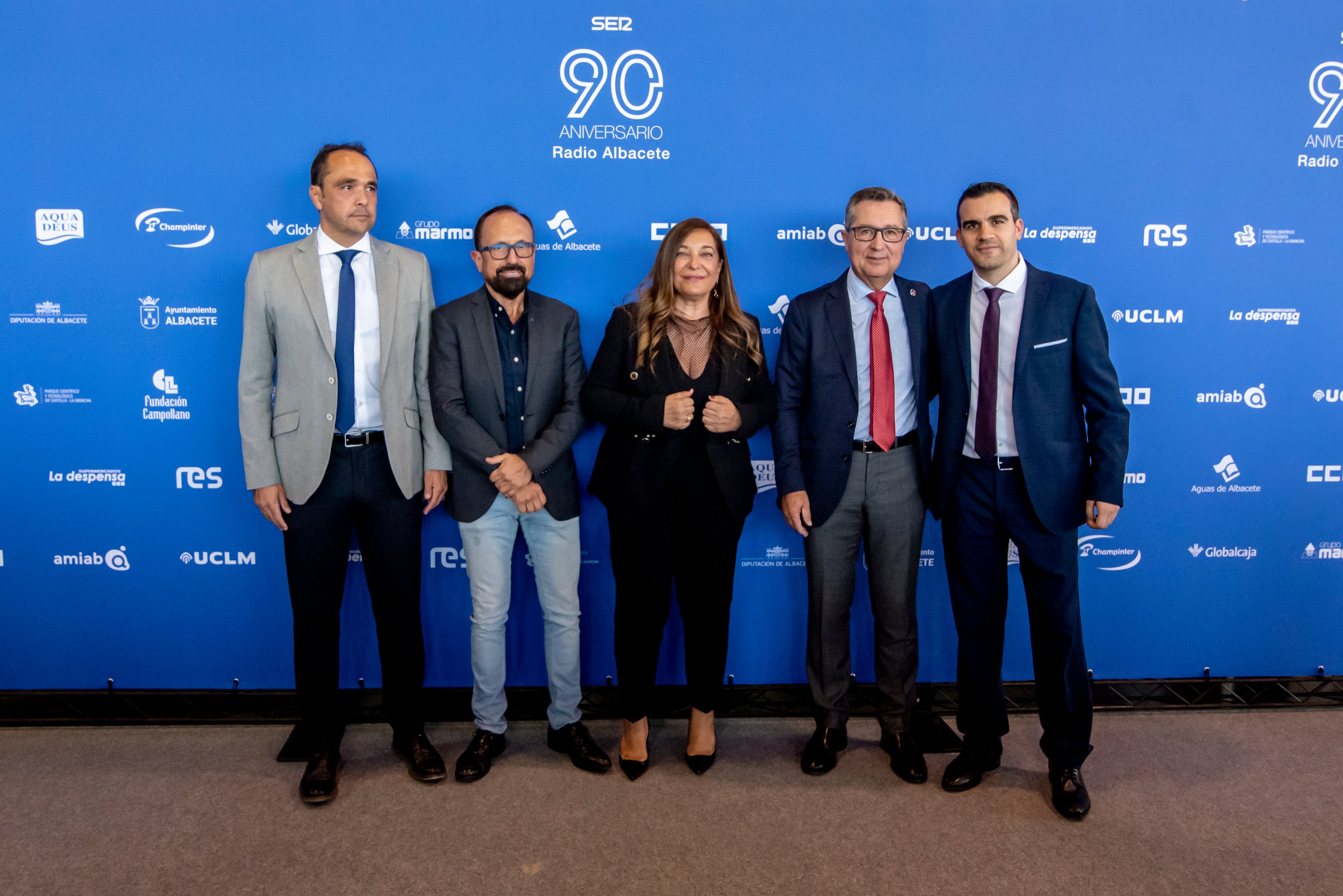 El inspector de la Policía Local de Albacete, Luciano Rosillo, el director de la Cadena SER en Extremadura, Ángel Blanco, la directora de Radio Albacete, el jefe de la Policía Local, Pascual Martínez, y el periodista de Radio Albacete, Juanma Sevilla.