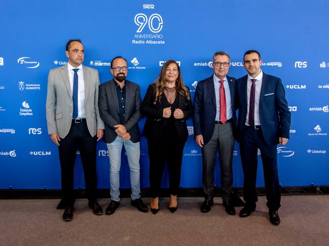 El inspector de la Policía Local de Albacete, Luciano Rosillo, el director de la Cadena SER en Extremadura, Ángel Blanco, la directora de Radio Albacete, el jefe de la Policía Local, Pascual Martínez, y el periodista de Radio Albacete, Juanma Sevilla.