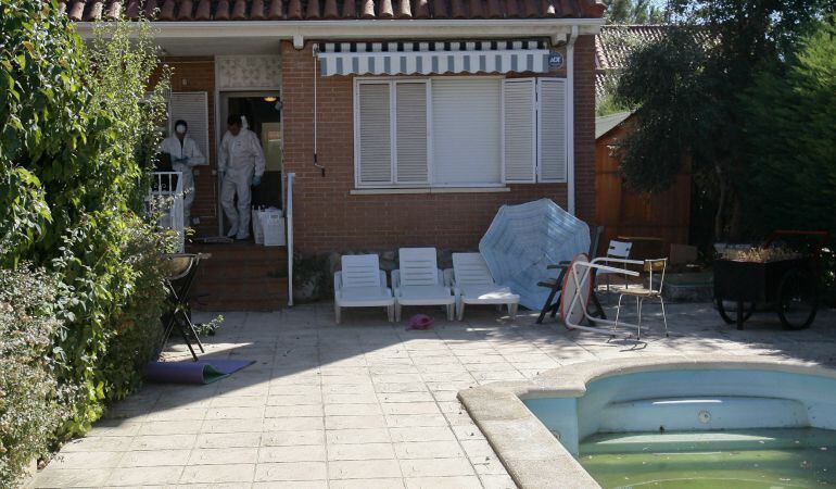 La Guardia Civil ha localizado los cuerpos de cuatro personas, dos adultos y dos menores de cuatro y un años, de nacionalidad brasileña descuartizados en un chalé de la urbanización La arboleda de Pioz (Guadalajara) del que eran inquilinos.