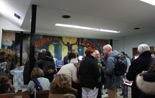 Pablo Morán, junto con varias personas en el interior de la parroquia San Carlos Borromeo.