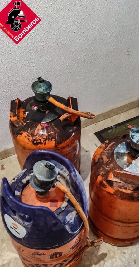 Tres bombonas butano abiertas encontradas repartidas por la vivienda