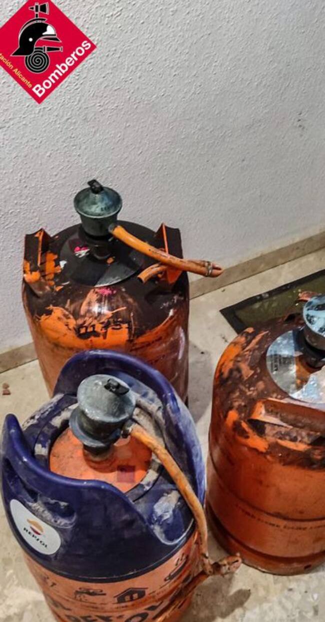 Tres bombonas butano abiertas encontradas repartidas por la vivienda