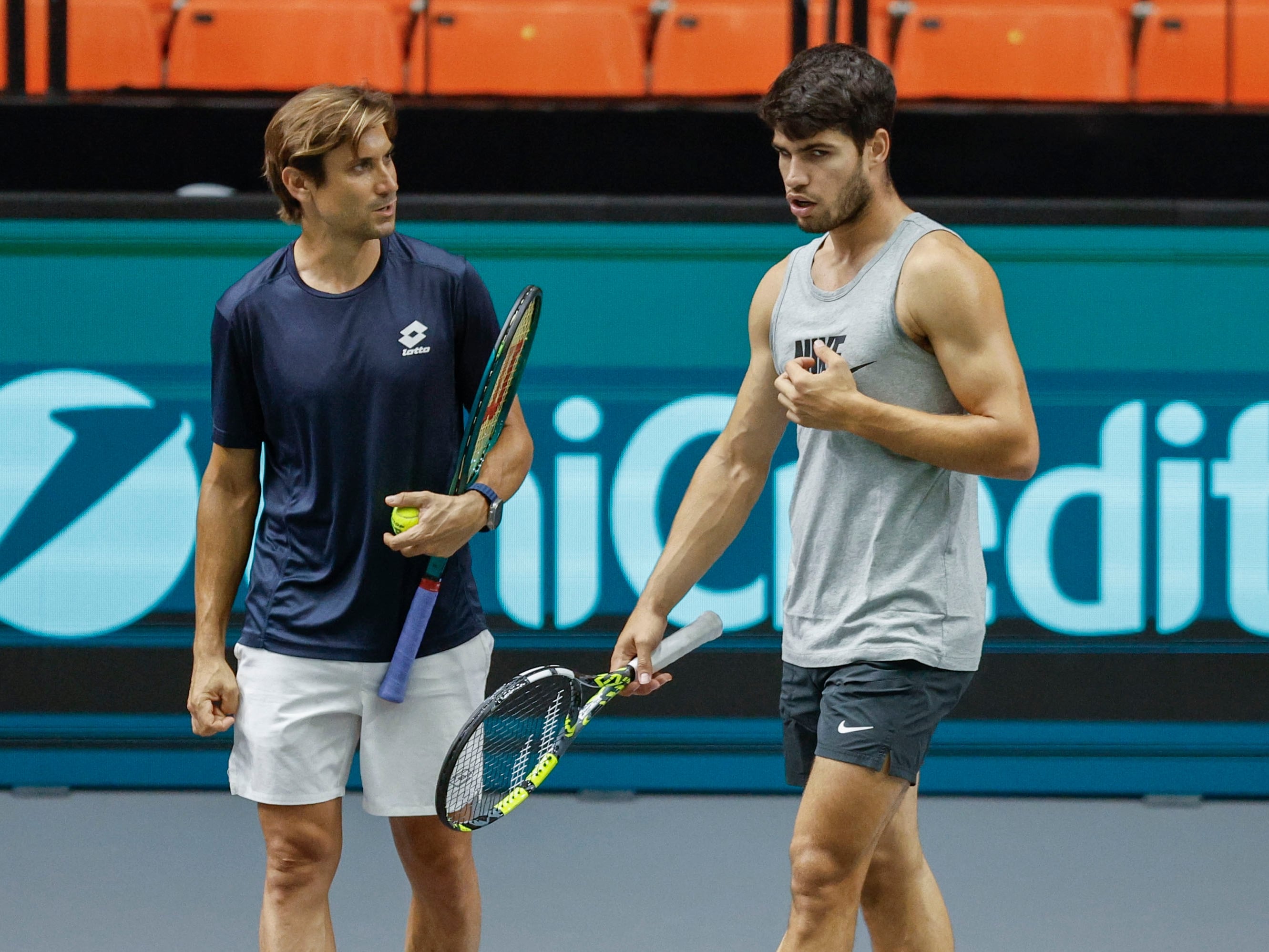 El tenista Carlos Alcaraz y capitán del equipo español David Ferrer, durante el entrenamiento para la Copa Davis este viernes en La Fonteta, Valencia, donde se celebrará el torneo entre el 10 y el 15 de septiembre.