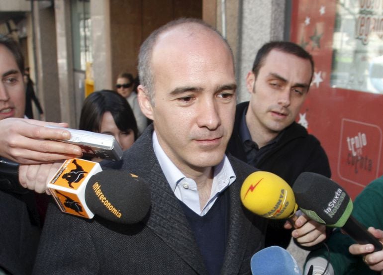 Jacobo Gordon, uno de los imputados en la supuesta trama de corrupción ligada a cargos del PP sale de la Audiencia Nacional tras prestar declaración ante el magistrado en 2009