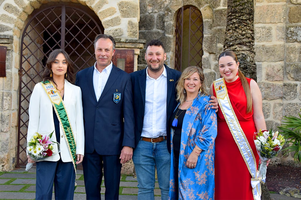 Abanderadas y Capitanes 2023 junto al presidente de la Junta de Festes.