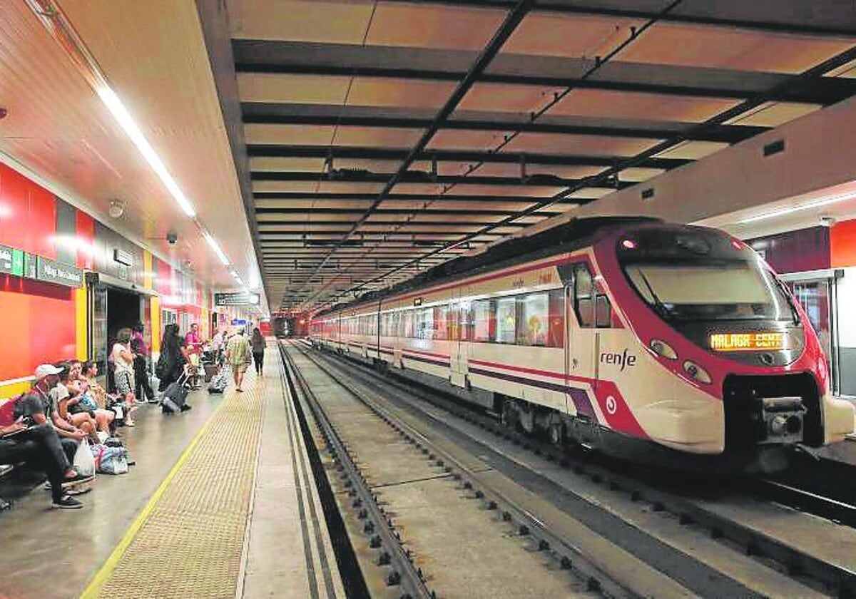 Estación de tren de Cercanías hacia Fuengirola en Málaga capital