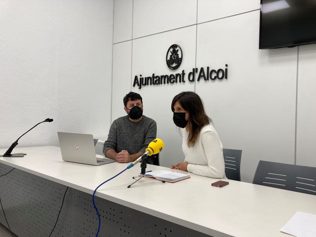 Pablo González y Sandra Obiol en la sala de prensa del Ayuntamiento de Alcoy 